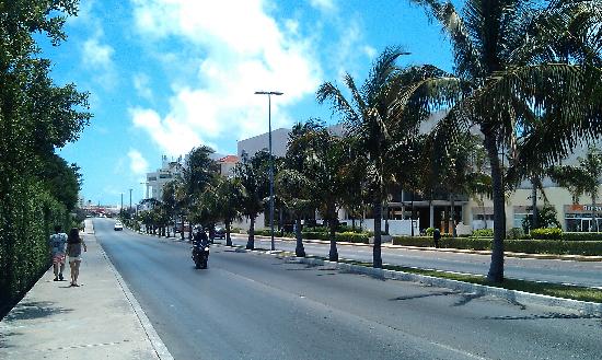 caminando por la zona hotelera de Cancún