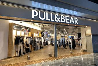 Stores and shopping area inside Plaza Las Am&eacute;ricas Cancun