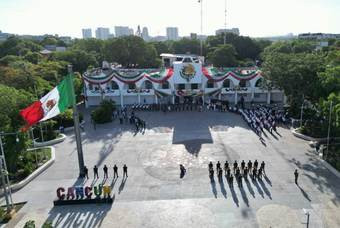 Explanada del Palacio de Gobierno en Canc&uacute;n
