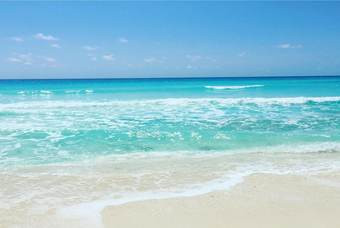 Playa de arena blanca y mar turquesa en Canc&uacute;n
