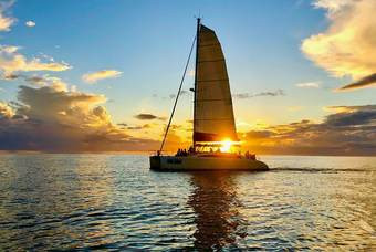 Tour en catamar&aacute;n al atardecer en el Caribe Mexicano