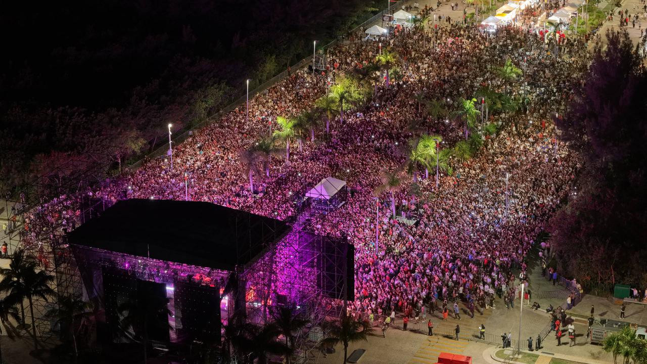 Night concert scene with thousands of people celebrating Cancun anniversary