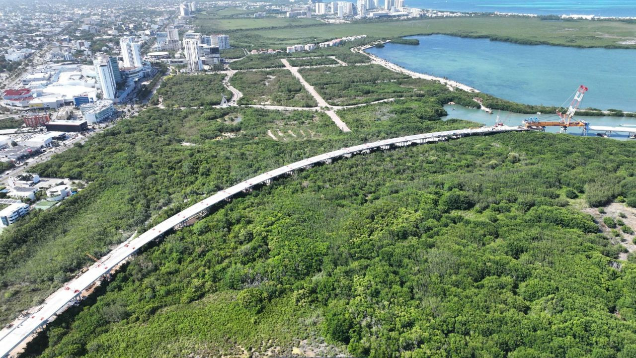Nichupt&eacute; Bridge construction over the Nichupt&eacute; Lagoon in Cancun