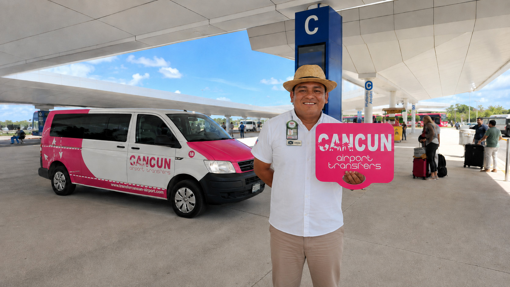 Representante de transportaci&oacute;n privada esperando pasajeros en el Aeropuerto de Canc&uacute;n