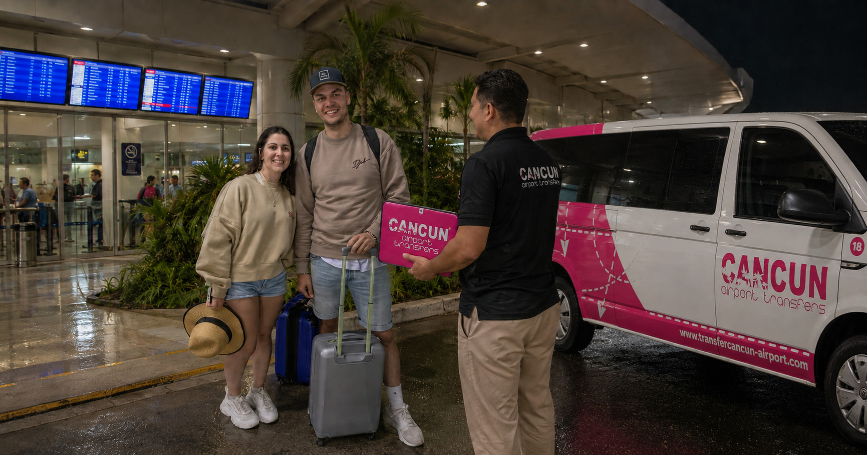 Transportaci&oacute;n privada esperando a pasajeros con un vuelo retrasado en el Aeropuerto de Canc&uacute;n